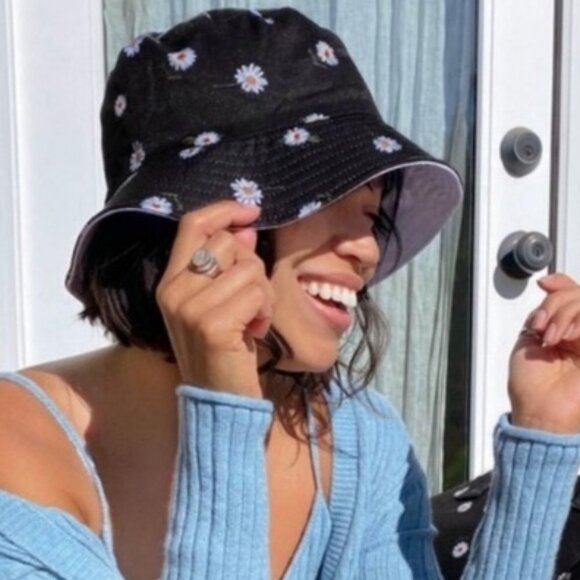 Alice + Olivia Reversible Daisy Bucket Hat NWT - Picture 2 of 5